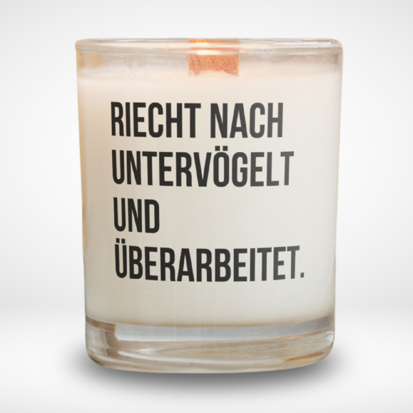 Spruchkerze „Riecht nacht untervögelt und überarbeitet."