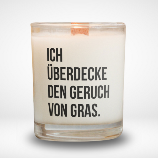 Spruchkerze „Ich überdecke den Geruch von Gras."